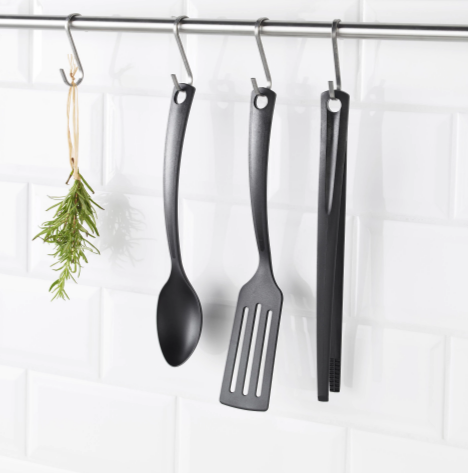 3 ustensiles de cuisine à revêtement antiadhésif.